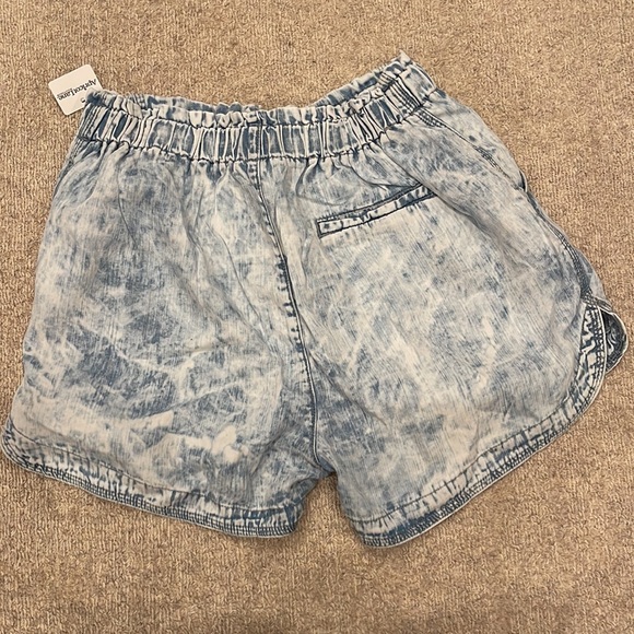 Acid washer jean shorts.  Thread and Supply.  Women’s size medium. - Picture 5 of 6